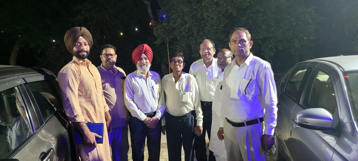 RPI_1956's tweet photo. महाराष्ट्र के रिपब्लिकन नेता फरीदकोट (पंजाब) में रिपब्लिकन पार्टी ऑफ इंडिया (आर०पी०आई०) के राष्ट्रीय अध्यक्ष और राष्ट्रीय उपाध्यक्ष को  26 नवंबर, 2026 के Constitution Club of India, Delhi के सम्मेलन का निमंत्रण देते हुऐ। 
#RepublicansforIndia https://t.co/ffd9UluLDF