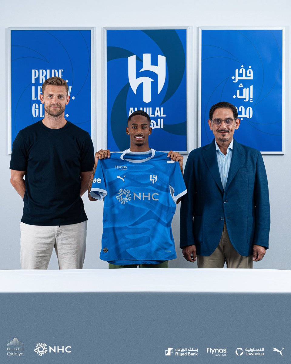 hilalstuff's tweet photo. 🚨 لحظة توقيع عقد كريسنسيو سمرفيل وبجانبه الأمير نواف بن سعد وسايمون 💙

@Alhilal_FC 📸 https://t.co/PcZ9UBoGCM