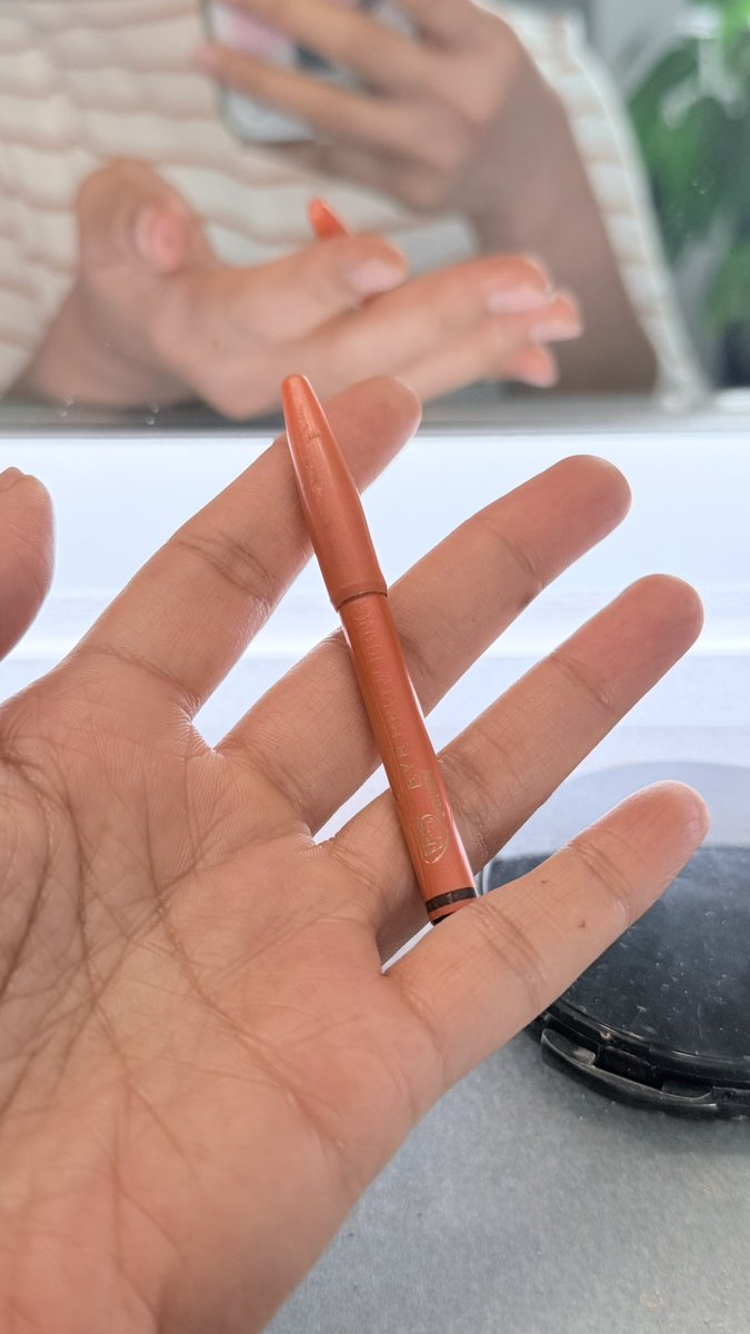 bethI3n4's tweet photo. Memang udah waktunya harus mudik. Pensil alis merek Viva udah sependek ini 😄 https://t.co/dRjFQlyXLZ