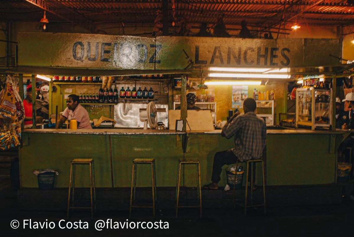 flaviocostaf's tweet photo. Caminhando à noite por uma cidade do interior de Pernambuco, dei de cara com essa cena. Na mesma hora, lembrei de Nighthawks, de Edward Hopper. A luz, o clima, o silêncio e a solidão dividindo o mesmo balcão me fizeram sentir como se eu tivesse olhando a versão nordestina da pintura.