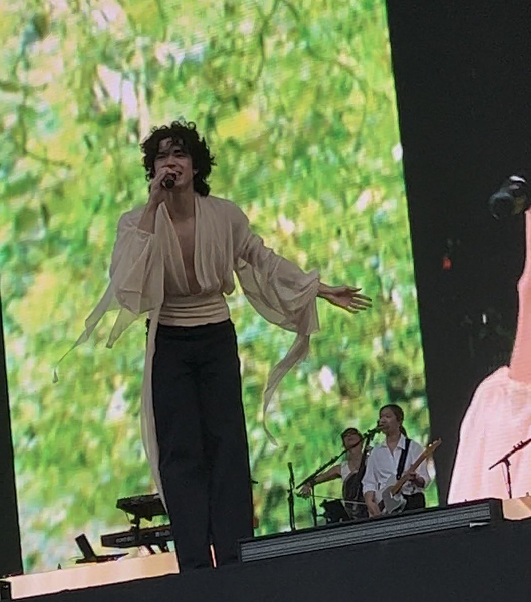 babylovessivan's tweet photo. 3 weeks and now i don't have an upcoming concert💔 #FoundHeavenFriday https://t.co/1xYG4krHcJ