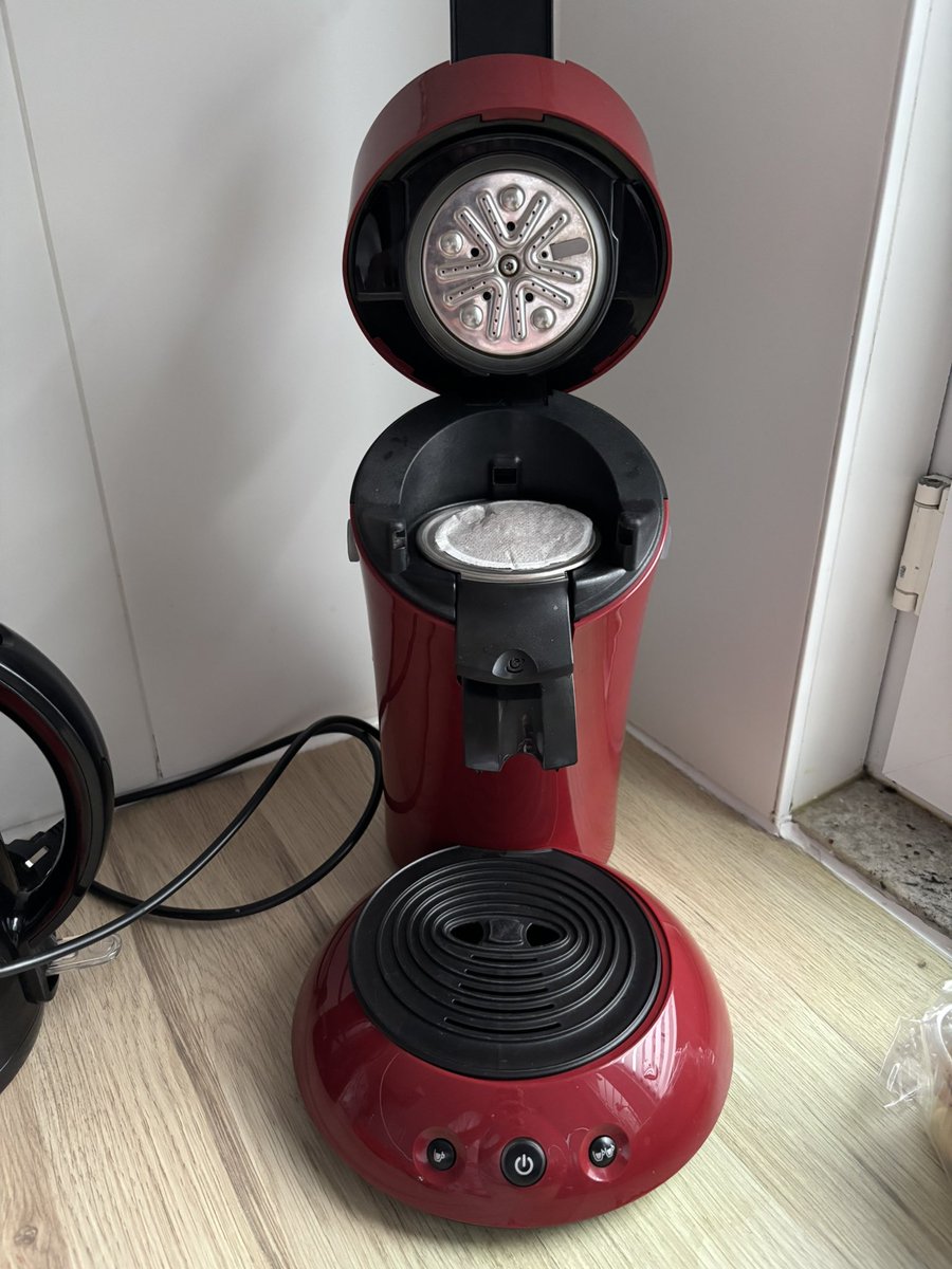 Hubert_de_la_B's tweet photo. Envie de foutre le feu à la Belgique et à Airbnb ! 
Heureusement que c’est que pour une nuit 🥹
Comment on peut mettre une senseo ?? https://t.co/nua8n1Keq3