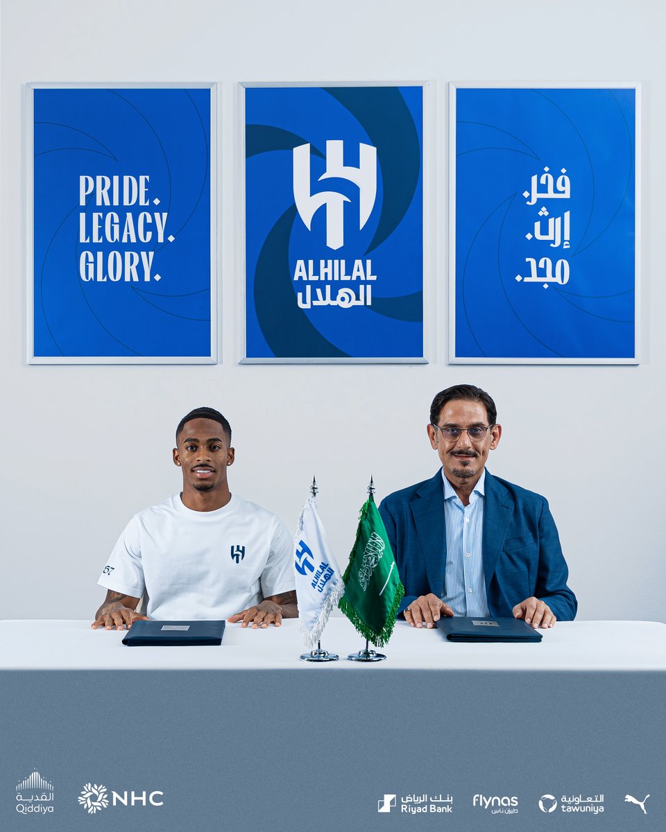 Alhilal_FC's tweet photo. 📄 سمو رئيس مجلس إدارة شركة نادي الهلال الأمير نواف بن سعد والهولندي "كريسينسيو سمارفيل" خلال مراسم التوقيع 💙✍️ https://t.co/aelguwUayU