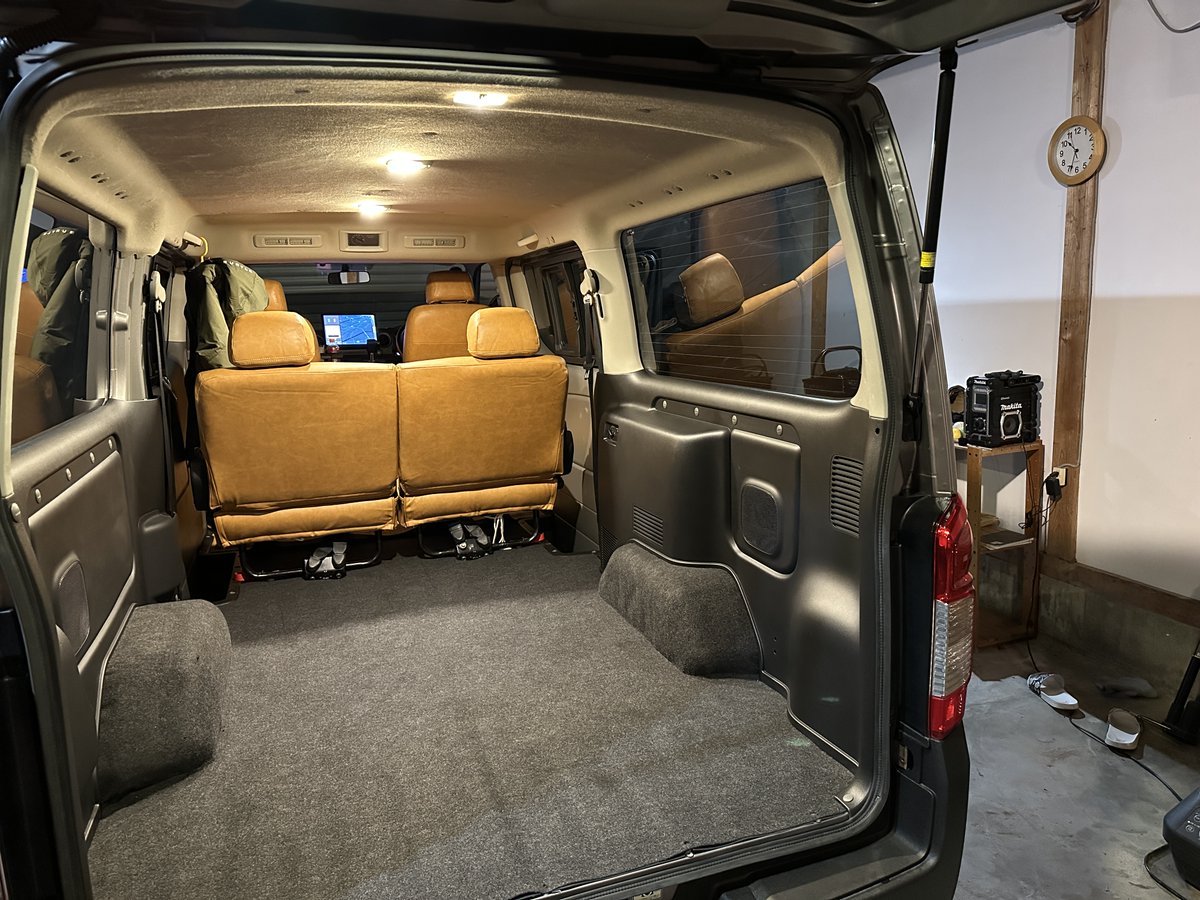 iczn123's tweet photo. クソうるさい車だから、DIYでデットニング防音、断熱施工、バンパー、グリル、内装樹脂、全塗装。全シート、絨毯、天井を全クリーニング。ナビとパーツ、塗料、板金全部やった。50時間で費用約60万。問題はほぼ乗る機会がないよね。暇つぶしにはなったが意味は無い。 https://t.co/2IiFu5A1CN