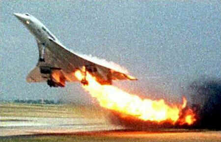 IAviateur's tweet photo. https://t.co/5LOvPVHGji
25 juillet 2000. Un Concorde s'écrase à Gonesse. La version courante tient en une phrase : une lamelle de titane, un pneu éclaté, un réservoir percé. Avant Gonesse, vingt et un ans de signaux ignorés, un bulletin de sécurité jamais imposé, un précédent qualifié de « miracle » par l'enquêteur lui-même. Cet article raconte ce que la lamelle ne raconte pas.