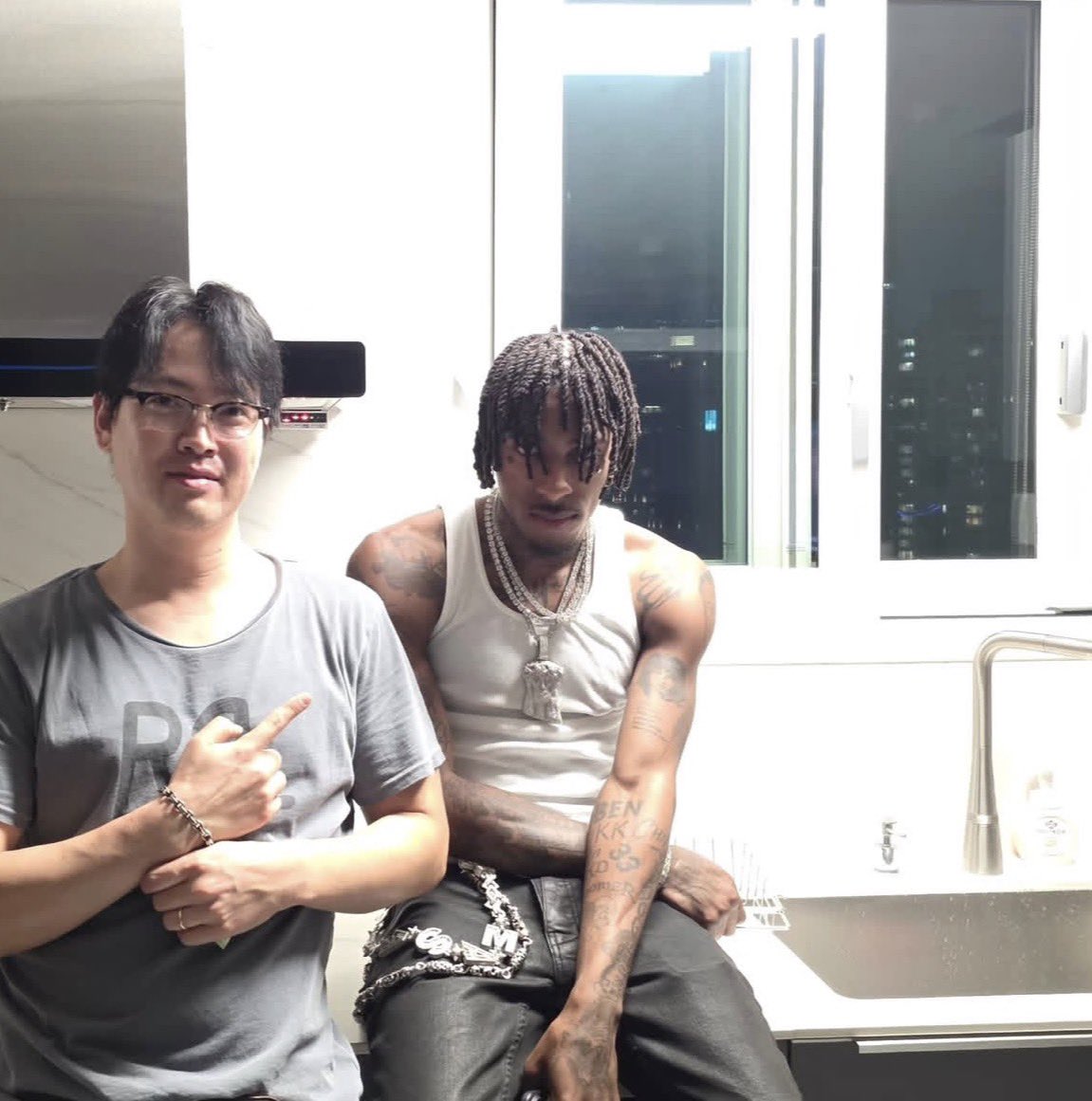 akzwhomatter's tweet photo. NBA YoungBoy and his barber out in South Korea 🇰🇷 https://t.co/hxi7eBuVy5