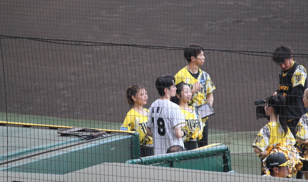 kokomajidejima's tweet photo. ありちゃん始球式
携帯での撮影は友達に託し、うん年前に購入していた一眼レフに頑張ってもらいました〜
肝心なところは全部手前のネットにピントあってしまっていてもう不慣れすぎる
でも投球前後の良いシーンが撮れてたと思ってます笑
お辞儀が腰から折れててさすがタカラジェンヌ❗️ https://t.co/maKVf0MxfA