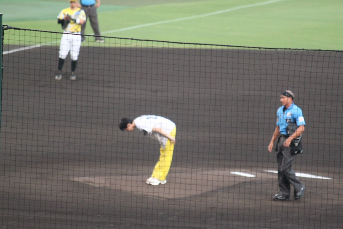 kokomajidejima's tweet photo. ありちゃん始球式
携帯での撮影は友達に託し、うん年前に購入していた一眼レフに頑張ってもらいました〜
肝心なところは全部手前のネットにピントあってしまっていてもう不慣れすぎる
でも投球前後の良いシーンが撮れてたと思ってます笑
お辞儀が腰から折れててさすがタカラジェンヌ❗️ https://t.co/maKVf0MxfA