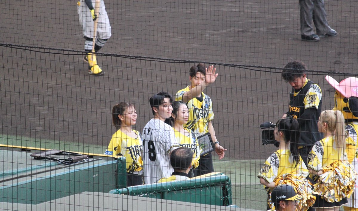 kokomajidejima's tweet photo. ありちゃん始球式
携帯での撮影は友達に託し、うん年前に購入していた一眼レフに頑張ってもらいました〜
肝心なところは全部手前のネットにピントあってしまっていてもう不慣れすぎる
でも投球前後の良いシーンが撮れてたと思ってます笑
お辞儀が腰から折れててさすがタカラジェンヌ❗️ https://t.co/maKVf0MxfA