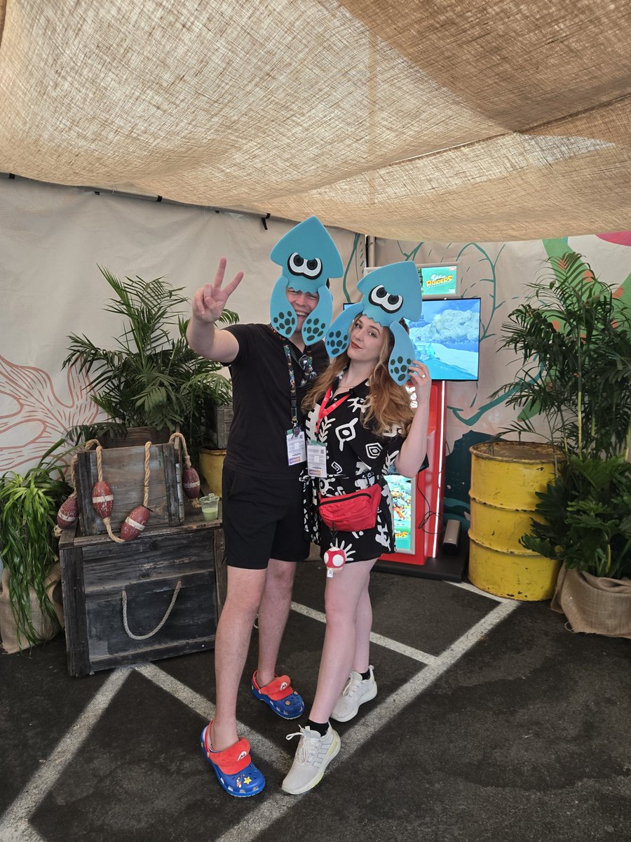 RogersBase's tweet photo. Happy Splatoon Raiders launch weekend! 🐙 🦑 

@NintendoAmerica set up an awesome dinner for us at the Birch Aquarium last night and we played a bunch at the @Brisk booth this morning too! @reagankathryn_ is gonna stream some co-op with me when we're back too!
#InvitedByNintendo https://t.co/dtNwSKnSTX