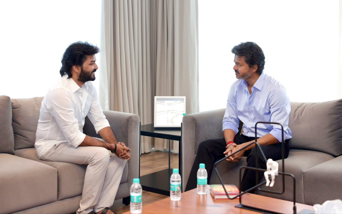 Zaktamilent's tweet photo. Good things take time..
Great things choose their time..!!!
#Brotherbonding ❤️❤️🧡🧡

#JanaNayan
#CMVijay‌ 
#TVKVijay‌HQ 
#Anna 
#Love https://t.co/kX6vVGUpQx