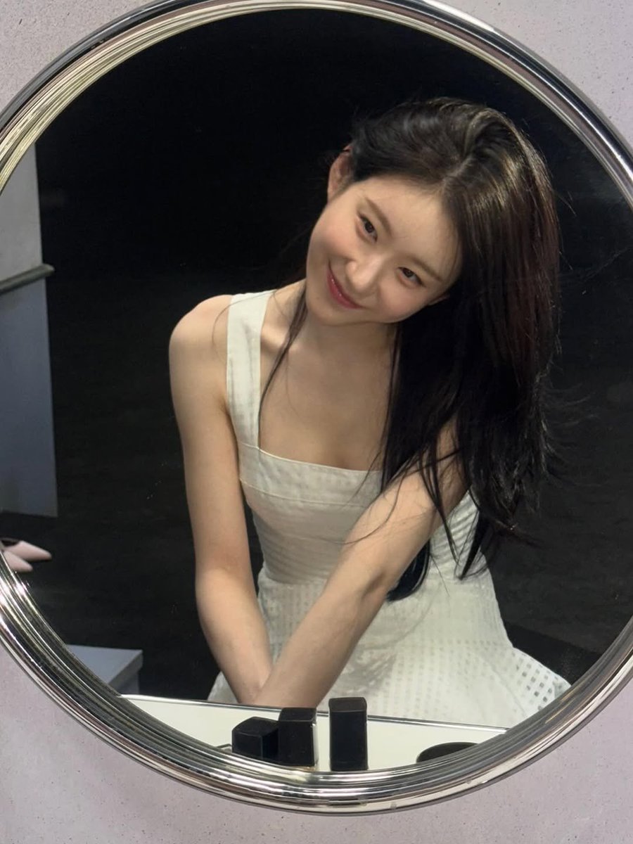 0chaerry's tweet photo. unstoppable cherry posing on this outfit since i feel VERY cute at the moment. the shoes, the make up, the setting, everything just make it perfect! https://t.co/kDY34IS54h