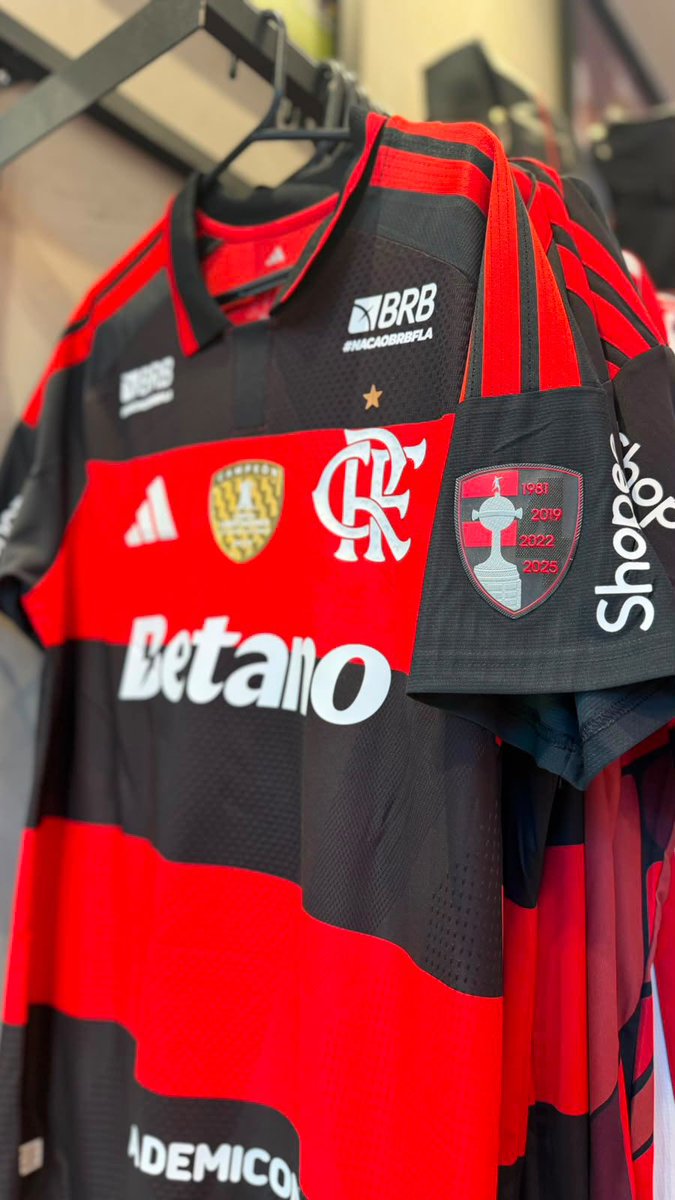 futebol_info's tweet photo. Flamengo lança patch em homenagem aos 4 títulos da Libertadores.

🗞️ | 📸 @ColunadoFla https://t.co/jzn4m3zFpR