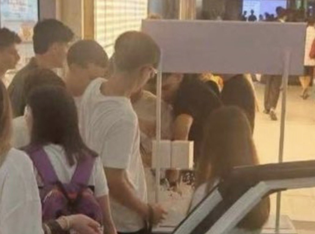 shopevtyw's tweet photo. ดูพฤติกรรมสิ ตายๆๆๆ 😱 พฤติกรรมที่เห็นเหมือนเปลี่ยนบูธกิจกรรมให้กลายเป็นสนามแข่ง ใครมือไว ใครหยิบได้เยอะสุดคือชนะเลยอะ 🧐 คือของแจกในบูธไม่ได้หมายความว่าใครเดินเข้ามาก็สามารถหยิบได้ทั้งหมด เพราะมันถูกจัดเตรียมไว้สำหรับลูกค้าที่เข้าร่วมกิจกรรม สิ่งที่พวกนางควรมีติดตัวมากกว่าของฟรีคือ “มารยาท” จริง ๆ 😶