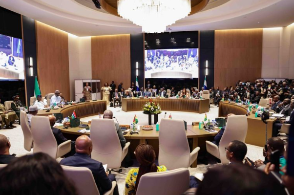 CapIvoire_Info's tweet photo. Afrique de l’Ouest 🌍 Côte d’Ivoire 🇨🇮

🪙 L’ECO annoncé pour 2027 : la réalité sera-t-elle à la hauteur des ambitions ?

📅 19 juillet 2026 – 69e session de la CEDEAO en Sierra Leone  
Les chefs d’État ont réaffirmé le lancement de l’ECO en 2027. Un projet vieux de plus de 20 ans, déjà plusieurs fois reporté.

📌 Ce qui a été acté :
🔹 Lancement progressif réservé aux pays respectant les critères de convergence
🔹Enregistrement du nom « ECO » auprès de l’OAPI
🔹Task Force présidentielle avant décembre 2026 (avec le président ivoirien)

🔎 Première vague attendue : Sierra Leone, Liberia, Nigeria, Ghana, Guinée et Gambie.  
Aucun de ces pays n’utilise le franc CFA. L’ECO coexisterait donc avec le CFA en 2027.

📉 Paradoxe : ce noyau coche aussi le moins de cases de convergence.  
Le Nigeria (plus de la moitié du PIB régional) cumule inflation à deux chiffres et naira sous pression. Le Ghana sort à peine d’une crise de la dette.

🇨🇮 La Côte d’Ivoire (~40 % du PIB de l’UEMOA) n’affiche aucun signal clair de basculement. Le pays qui copilote la Task Force a le moins d’intérêt immédiat à quitter le cadre actuel.

🕰️ Rappel : en 2019-2020, l’UEMOA avait déjà acté la transformation du CFA en « ECO ». Six ans plus tard, le changement de nom n’a jamais été appliqué.

💬 2027 est-il un horizon crédible… ou faut-il s’attendre à une intégration incomplète et de nouveaux reports ?

#CEDEAO #ECO #FrancCFA #UEMOA #AfriqueDeLOuest #Monnaie