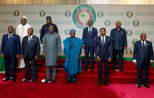 CapIvoire_Info's tweet photo. Afrique de l’Ouest 🌍 Côte d’Ivoire 🇨🇮

🪙 L’ECO annoncé pour 2027 : la réalité sera-t-elle à la hauteur des ambitions ?

📅 19 juillet 2026 – 69e session de la CEDEAO en Sierra Leone  
Les chefs d’État ont réaffirmé le lancement de l’ECO en 2027. Un projet vieux de plus de 20 ans, déjà plusieurs fois reporté.

📌 Ce qui a été acté :
🔹 Lancement progressif réservé aux pays respectant les critères de convergence
🔹Enregistrement du nom « ECO » auprès de l’OAPI
🔹Task Force présidentielle avant décembre 2026 (avec le président ivoirien)

🔎 Première vague attendue : Sierra Leone, Liberia, Nigeria, Ghana, Guinée et Gambie.  
Aucun de ces pays n’utilise le franc CFA. L’ECO coexisterait donc avec le CFA en 2027.

📉 Paradoxe : ce noyau coche aussi le moins de cases de convergence.  
Le Nigeria (plus de la moitié du PIB régional) cumule inflation à deux chiffres et naira sous pression. Le Ghana sort à peine d’une crise de la dette.

🇨🇮 La Côte d’Ivoire (~40 % du PIB de l’UEMOA) n’affiche aucun signal clair de basculement. Le pays qui copilote la Task Force a le moins d’intérêt immédiat à quitter le cadre actuel.

🕰️ Rappel : en 2019-2020, l’UEMOA avait déjà acté la transformation du CFA en « ECO ». Six ans plus tard, le changement de nom n’a jamais été appliqué.

💬 2027 est-il un horizon crédible… ou faut-il s’attendre à une intégration incomplète et de nouveaux reports ?

#CEDEAO #ECO #FrancCFA #UEMOA #AfriqueDeLOuest #Monnaie