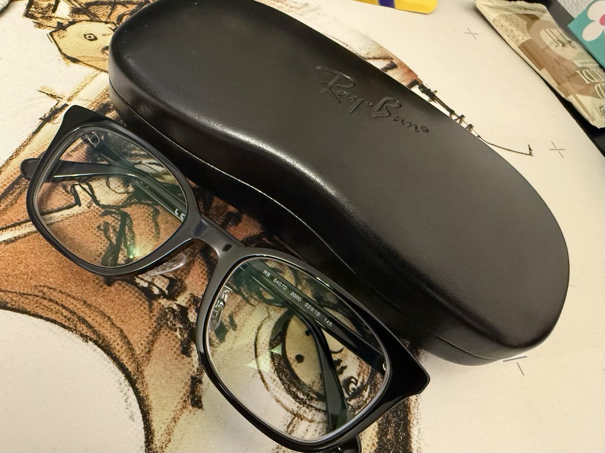 shidarechanGame's tweet photo. パリミキへ眼鏡を受け取りに。
色素薄いわけではないと思うが、目が日光に弱く、眩しさと痛みがきつく、目を細めて睨んでるおぢさんになってしまうのが悩みだったので、調光グラサンおぢさんにバージョンアップ。
3枚目は先代でこっちもレイバン。
こいつも気に入ってるから、時々使っていきたい。 https://t.co/fGAXYxuNkS