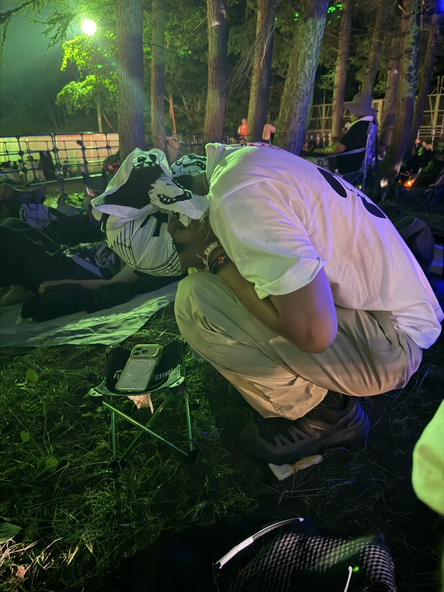 kshimashiman's tweet photo. 寝方が器用すぎる🤣 https://t.co/cDOCdD1aJ8
