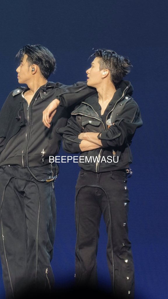 JirapaLertkult1's tweet photo. My Comfort Zone ไหล่ของพี่มีให้น้องพักผิงเสมอ Side By Side as Always 

#PEEMWASU 
#THAIchayanon
#BUS_LIGHTASONE_D1 https://t.co/dV0aB1pXyX
