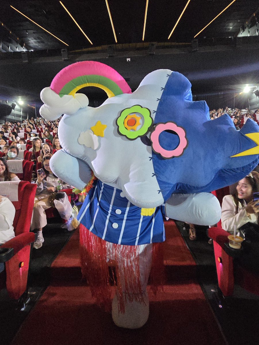 mixch_carbonara's tweet photo. มีความสุขกับสิ่งนี้มากก ปกติไม่ค่อยเห็นน้องสไมล์ถูกแต่งตัวเย้อ วันนี้มีทั้งกระโปรง แว่นสุดเก๋ พวงดอกไม้ กิ๊บเปียและกิ๊บน่ารักอีกเพียบ ย่าจ๋าเอาของน่ารักมาให้หนูทั้งนั้นเยยย ชอบเห็นหลานเป็นแฟชึ่นนิสต้า สุดเท่ สุดเจ๋งง👍🏻⭐️💘☁️ https://t.co/2JHGr1grSi