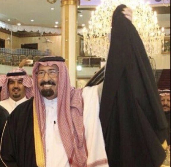 Alnaaqi's tweet photo. أنا أشهد يا قحطان أن فقيدكم فقيدة، لا في السراة ولا في رفيدة.

ثلاثة من قحطان فقدهم عندي كبير، وقحطان كلهم فيهم الخير والبركة، لكن هؤلاء أقرب الأصدقاء للوالد وكان يوصيني بهم حتى توفي رحمهم الله جميعاً رحمة واسعة.  
الشيخ #ناصر_الشثري أبو حبيب رحمه الله.
وأمير قحطان #سلطان_بن_خليل_بن_قرملة رحمه الله.
والشيخ #نايف_بن_عبدالعزيز_بن_عبود رحمه الله.

واليوم زاد الجرح بفقد أخي الكبير والغالي #هيف_بن_محمد_بن_عبود رحمه الله رحمه واسعه وجمعنا الله بهم في عالي جنانه في هذه الساعة الشريفة من أخر ساعات #يوم_الجمعة.