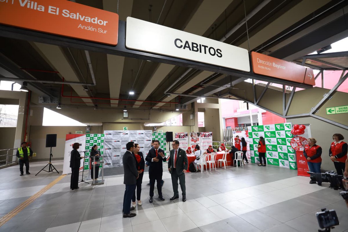 MinjusDH_Peru's tweet photo. "Para mí es muy satisfactorio estar aquí en una nueva acción conjunta entre dos importantes instituciones, demostrando que es posible la articulación en favor de la ciudadanía. Sobre todo, en lugares como la Estación Cabitos, que es testigo del traslado de miles de personas que utilizan este sistema", indicó el ministro Jiménez en su discurso.