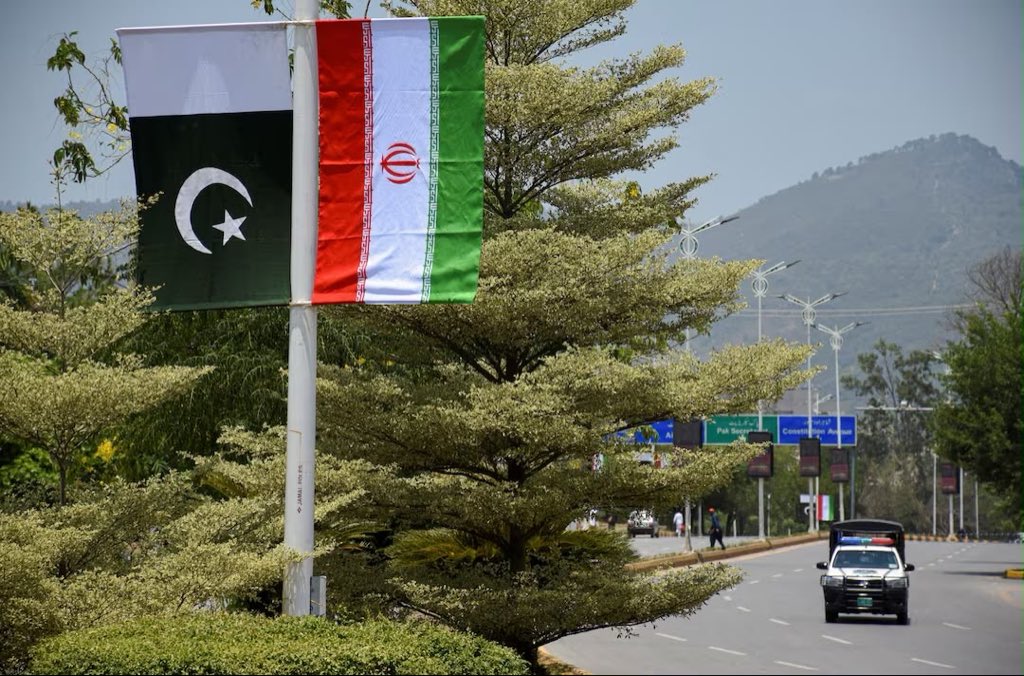 Adhwan's tweet photo. باكستان 🇵🇰 وإيران 🇮🇷 تستكشفان مسارا لمحادثات جديدة مع أميركا 🇺🇸 

قالت ثلاثة مصادر باكستانية إن إسلام آباد تستكشف مسارا لاستئناف المحادثات المتعثرة بين الولايات المتحدة وإيران بشأن إنهاء الحرب الدائرة بينهما منذ ما يقرب من خمسة أشهر، وذلك في إطار ‌مسعى بدأته الصين 🇨🇳.

وذكرت المصادر أن محادثات استكشافية جرت خلال زيارة وزير الداخلية الإيراني إسكندر مؤمني إلى إسلام آباد هذا الأسبوع، وهي الثانية له في غضون الأيام العشرة الماضية.

وشددت المصادر الثلاثة على أن العقبات التي تعترض سبيل أي محادثات مع الولايات المتحدة لا تزال كبيرة.

وذكرت ثلاثة مصادر باكستانية، طلبت عدم الكشف عن هوياتها لكونها غير مخولة بالحديث علنا عن الأمر، أن وزير الخارجية ⁠الباكستاني إسحق دار ناقش أيضا الجهود الجديدة مع مسؤولين صينيين خلال زيارته للصين الأسبوع الماضي.

وقال مسؤول حكومي باكستاني "الصينيون مستاؤون" لأن هجمات إيران وإغلاق مضيق هرمز ⁠يضر بمصالحهم. 

وقالت وزارة الخارجية الصينية في بيان "تدعم الصين جهود الوساطة التي تبذلها باكستان والأطراف الأخرى".
وأضافت أن بكين ستواصل لعب دور فاعل في استعادة السلام والاستقرار في أسرع وقت ممكن. 

وكان الرئيس الأميركي دونالد ترمب عبّر عن اعتقاده بأن الصين وروسيا لا تشاركان في تزويد إيران بالأسلحة، وحذر من أن أي مشاركة من هذا النوع ستكون "سيئة جداً بالنسبة لهما وليست في مصلحتهما".

وقال ترمب، في منشور على منصة "تروث سوشال"، إن الرئيس الصيني شي جينبينغ أبلغه خلال اجتماعهما الأخير في بكين بأنه لن يقدم أو يبيع، "تحت أي ظرف من الظروف"، أسلحة إلى إيران، وأن ذلك يشمل أيضاً الشركات الصينية، مشيراً إلى أنه يثق بكلام نظيره الصيني.

وأضاف أن بوتين أبلغه بالمثل أنه لن يبيع أسلحة لإيران. وتابع: "بناءً على ذلك، فإن دولتين رئيسيتين يتحدث عنهما الناس غالباً في ما يتعلق بملف إيران، لا تشاركان في ذلك بحسب رأيي. وإذا فعلتا، فسيكون ذلك سيئاً للغاية بالنسبة لهما، وبالتأكيد ليس في مصلحتهما".
