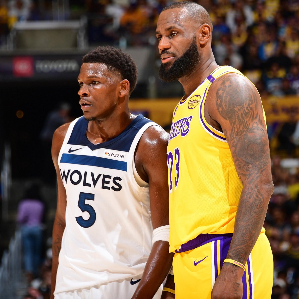 NBAdabad's tweet photo. 🚨 LeBron James perguntou a Anthony Edwards o que aconteceria se ele não fosse pro Minnesota Timberwolves.

A resposta de Anthony Edwards:

"Não tem problema. Assim eu vou poder arrancar sua cabeça em quadra toda vez que a gente se enfrentar."

😳

🗞️ @JonKrawczynski https://t.co/k3P71oH5dh