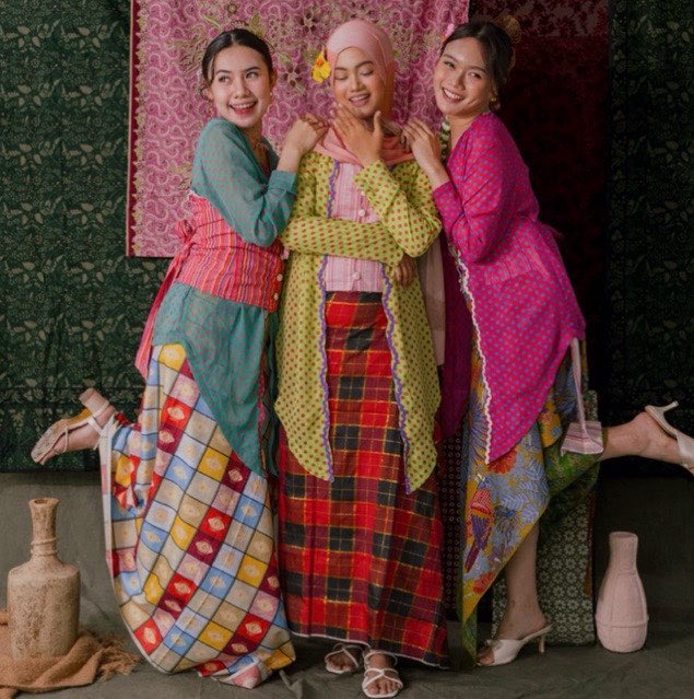 blooedino's tweet photo. THIS IS UR SIGN KEMBARAN KEBAYA MODERN SM TEMEN KALIAN‼️🤍😫 https://t.co/DOMWjtuOip