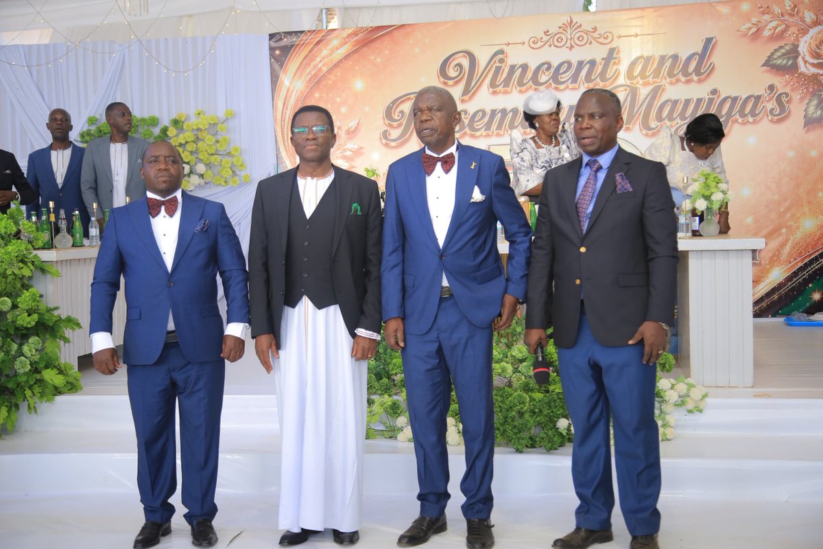 cpmayiga's tweet photo. Owek. Vincent Mayiga ne mukyala we Rosemary Bella Namutosi Mayiga ekijjulo ky'okujaguza emyaka 50 mu bufumbo, bakitugabulidde ku Nabisere Hotel e Kaliisizo.

Emyaka 50 mu bufumbo ssi kyangu olw'ebisoomooza eby'enjawulo ebibaawo, kale bannaffe bano tubeebaza obugumiikiriza n'obuvumu, era kirungi bajaguze.

Abavubuka bangi ensangi balemwa obufumbo lwa nsonga enkulu bbiri; obutiitizi, n'okwagala eby'amangu. Tewali kyangu mu bulamu kyokka abo abafunvubira okwaŋŋanga embeera, bamala ne bawangula, nga bwe tulaba abajaguza bano.

Oweek. Vincent Mayiga ne Rose Mayiga, kyakulabirako kirungi, eri ffenna era tubasabira Katonda ayongere okubakuuma.