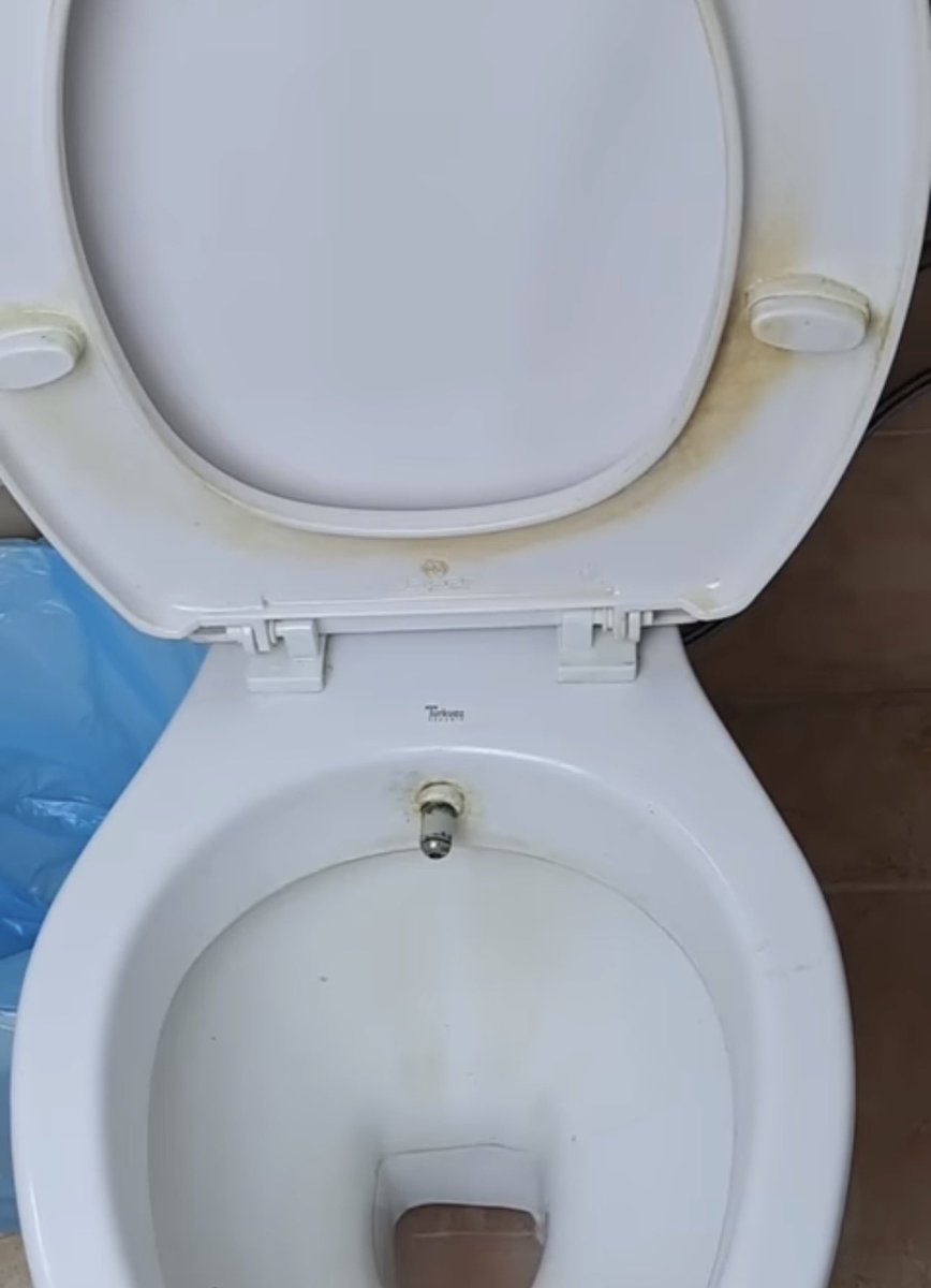 Elifbenad's tweet photo. Tuvaletde bu sarı kirler neden oluşur..ne kadar yıkasam bu sarı kirler gitmiyor ne neden oluyor bilgisi olan var mı ?? Ne yapabilirim geçmesi için ?? https://t.co/gWBgwfvFCq