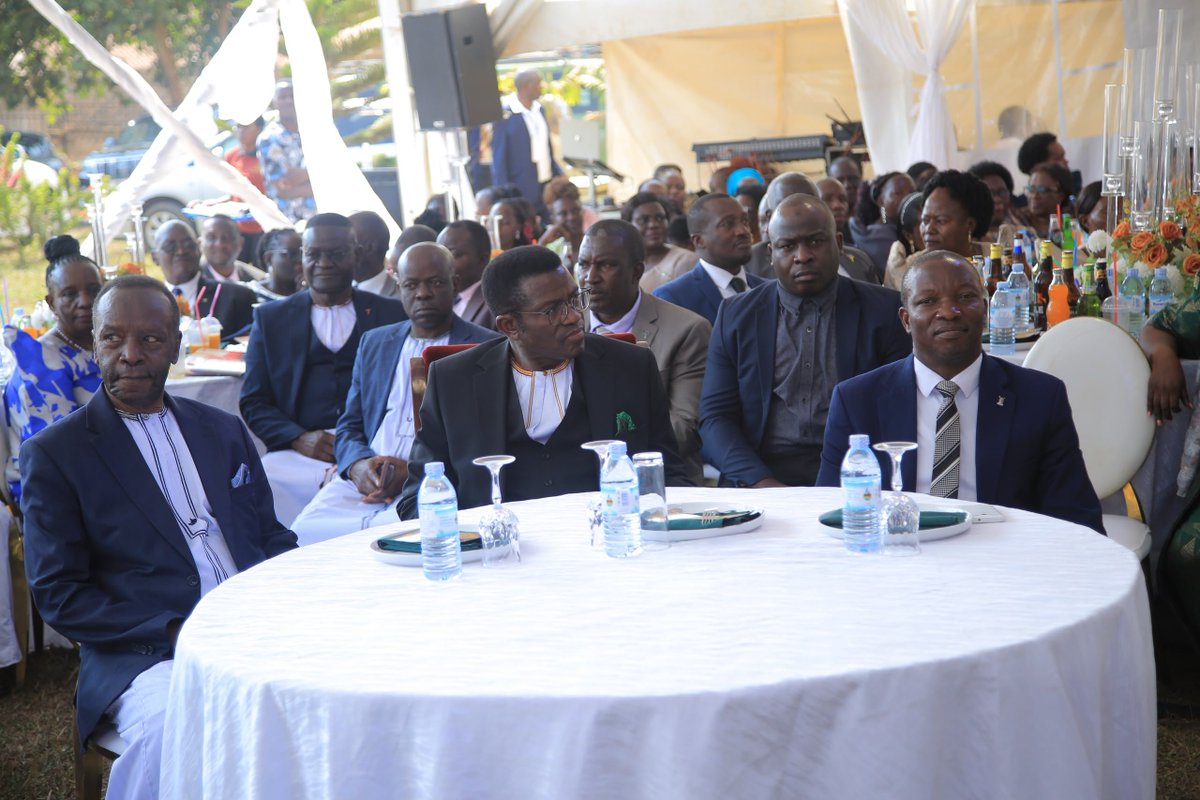 cpmayiga's tweet photo. Owek. Vincent Mayiga ne mukyala we Rosemary Bella Namutosi Mayiga ekijjulo ky'okujaguza emyaka 50 mu bufumbo, bakitugabulidde ku Nabisere Hotel e Kaliisizo.

Emyaka 50 mu bufumbo ssi kyangu olw'ebisoomooza eby'enjawulo ebibaawo, kale bannaffe bano tubeebaza obugumiikiriza n'obuvumu, era kirungi bajaguze.

Abavubuka bangi ensangi balemwa obufumbo lwa nsonga enkulu bbiri; obutiitizi, n'okwagala eby'amangu. Tewali kyangu mu bulamu kyokka abo abafunvubira okwaŋŋanga embeera, bamala ne bawangula, nga bwe tulaba abajaguza bano.

Oweek. Vincent Mayiga ne Rose Mayiga, kyakulabirako kirungi, eri ffenna era tubasabira Katonda ayongere okubakuuma.