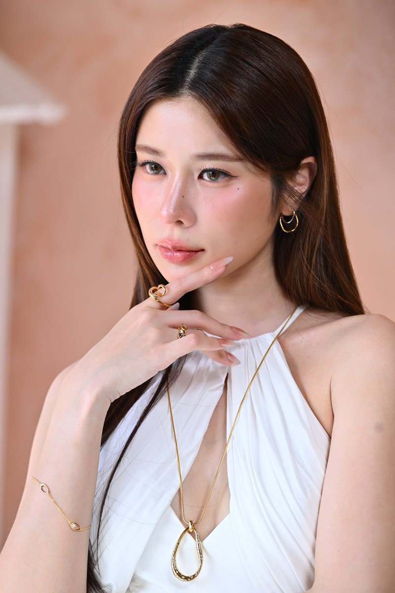 fabmagazineth's tweet photo. @theofficialpandora แบรนด์เครื่องประดับชั้นนำจากประเทศเดนมาร์ก ชวนสัมผัสเสน่ห์ของฤดูร้อนผ่าน pandora essence of summer
พร้อมค้นพบความงดงามของ #pandoraessence ผ่านเครื่องประดับรูปทรงอิสระที่ได้รับแรงบันดาลใจจากความงดงามของ “หยาดฝนในฤดูร้อน” และสนุกไปกับ pandora moments ที่นำความมีชีวิตชีวาของโลกใต้ท้องทะเลมาถ่ายทอดผ่านชาร์มได้อย่างมีเอกลักษณ์ และพบกับ #ตี๋ตี๋วันพิชิต @twnpich และ #เก้าสุภัสสรา @supassra_sp ที่มาร่วมสไตลิ่งเครื่องประดับ #pandora ในแบบของตัวเอง #pandorathailand #tanachira #pandorathxteetee #twnpich #supassra_sp #fabmagazinethailand #fabmagth #fabmagazineth #fabmagazine