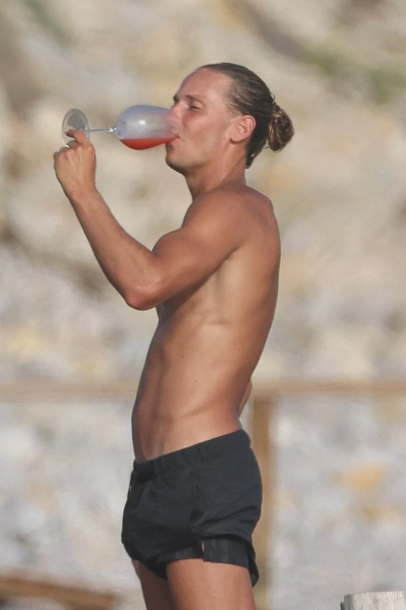 EspanaHQ's tweet photo. Marcos Llorente in Ibiza 🏝️ https://t.co/chVYNKl9PG