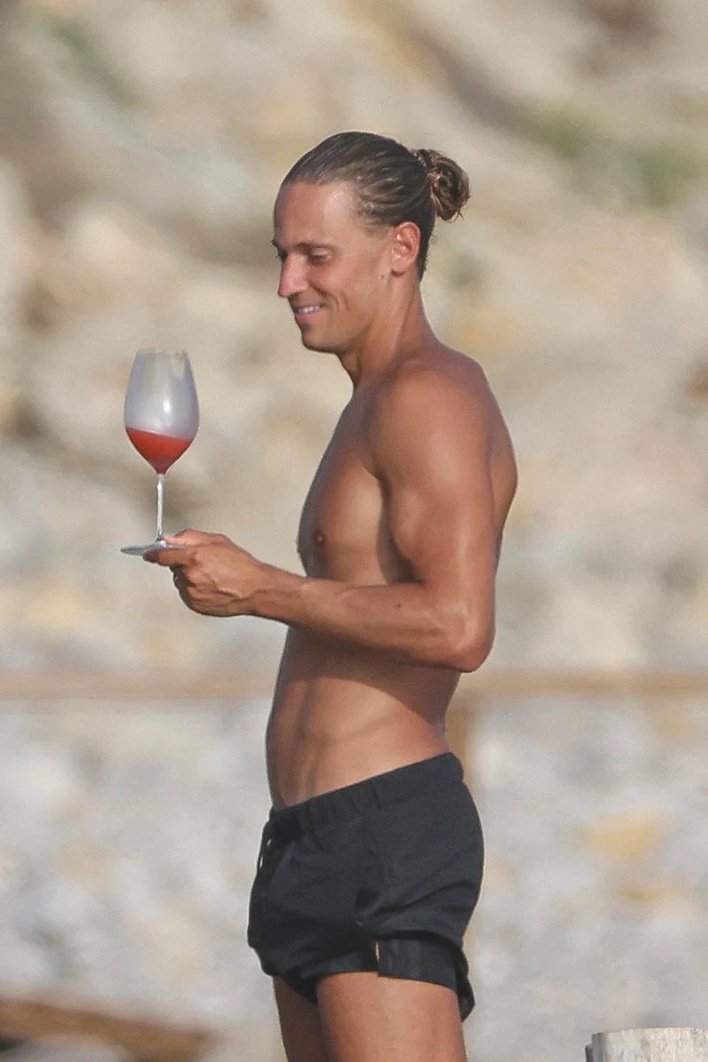 EspanaHQ's tweet photo. Marcos Llorente in Ibiza 🏝️ https://t.co/chVYNKl9PG