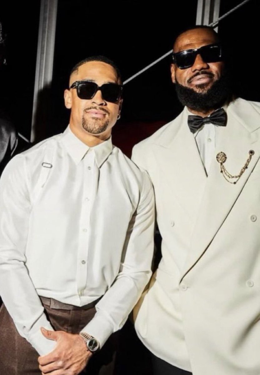 _EagleTimes's tweet photo. Jalen Hurts and LeBron James.

Philadelphia is a different city right now. 👑🦅 https://t.co/Rv16jyEQC5