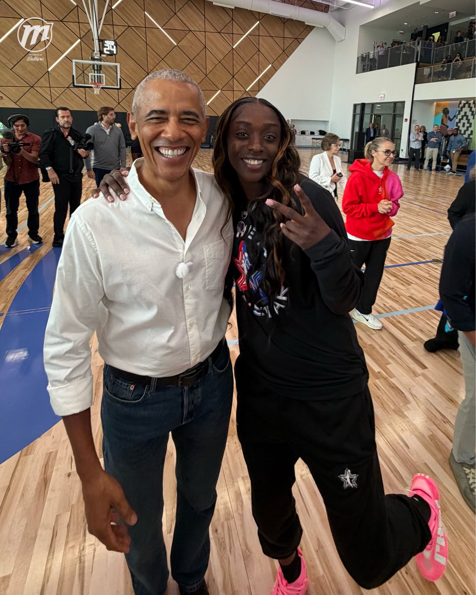 PhoenixMercury's tweet photo. Kahleah Copper 🤝 Barack Obama https://t.co/Muz0xip67Z