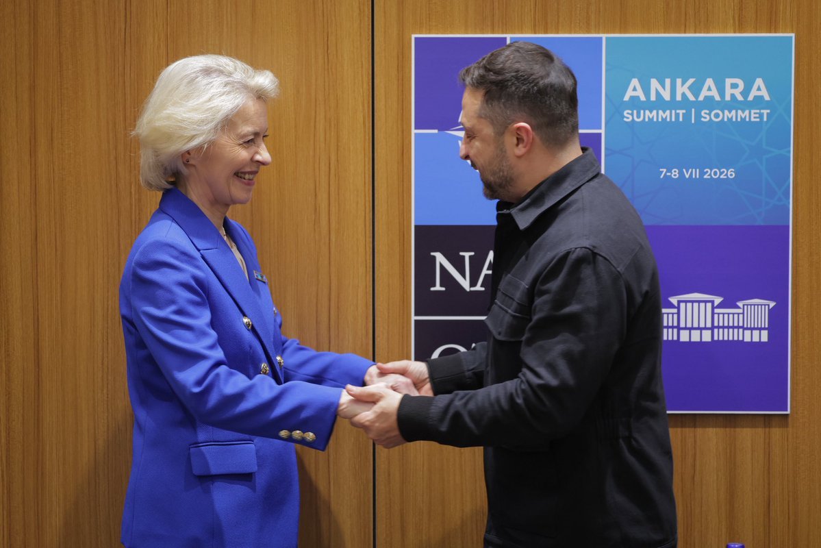 0ivankaTrump1's tweet photo. Do you support continued cooperation with Volodymyr Zelenskyy to strengthen Ukraine's air defence, expand defence production, and work toward the goal of a free, sovereign Ukraine joining the EU?🇺🇦🇪🇺

A) Yes 🟢

B) No  🔴 https://t.co/Ad2qeGxorB