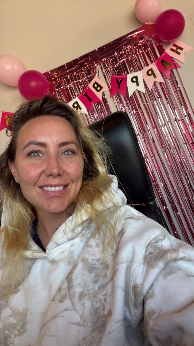 _lovablecurves's tweet photo. Proof of life - no makeup -no filter casual FriYay https://t.co/aCNSBgJYGG