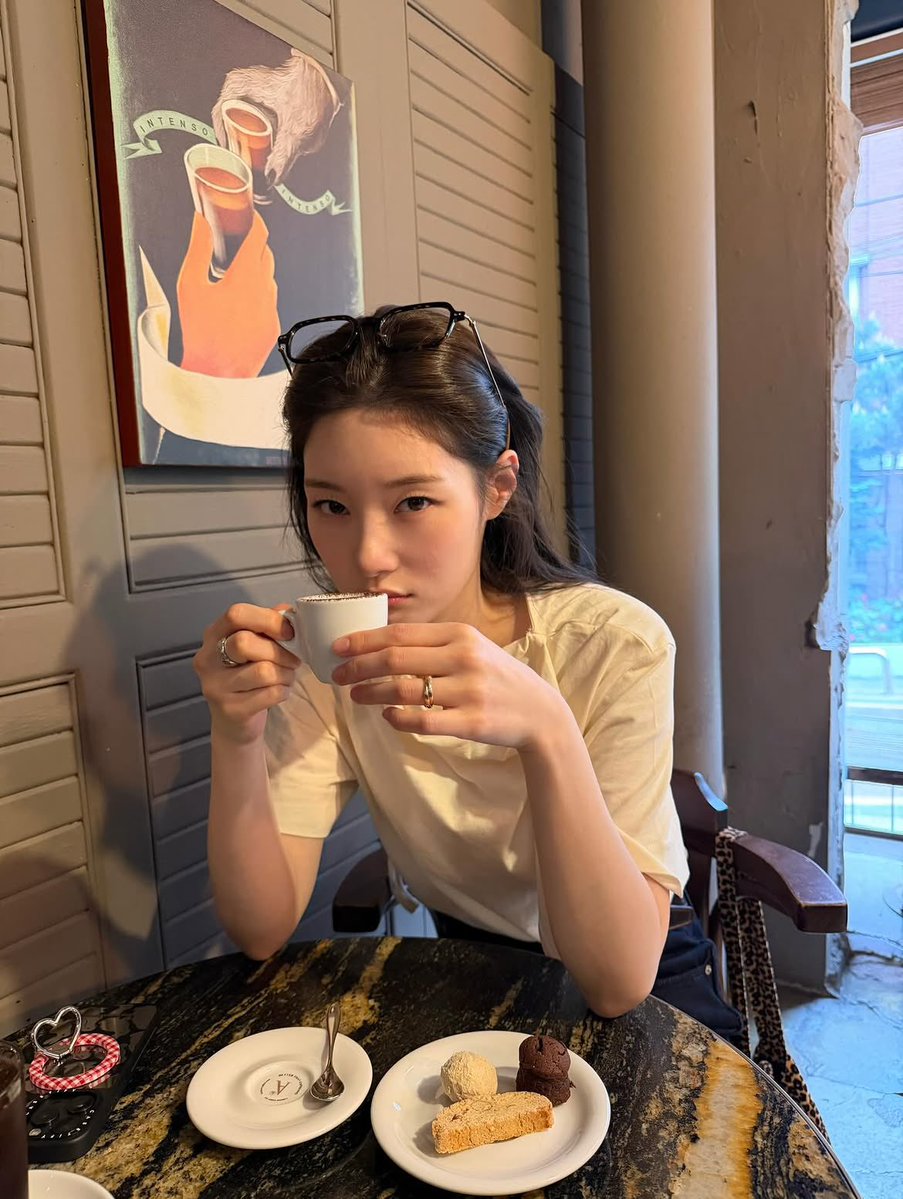 i2vy8's tweet photo. 그리고 또 영원한 추구미…
정채연…
청순한데 어른같고 여리한데 단단해보임
너무 되고 싶은 여자야 🧎‍♀️ https://t.co/hp2poEAOkO