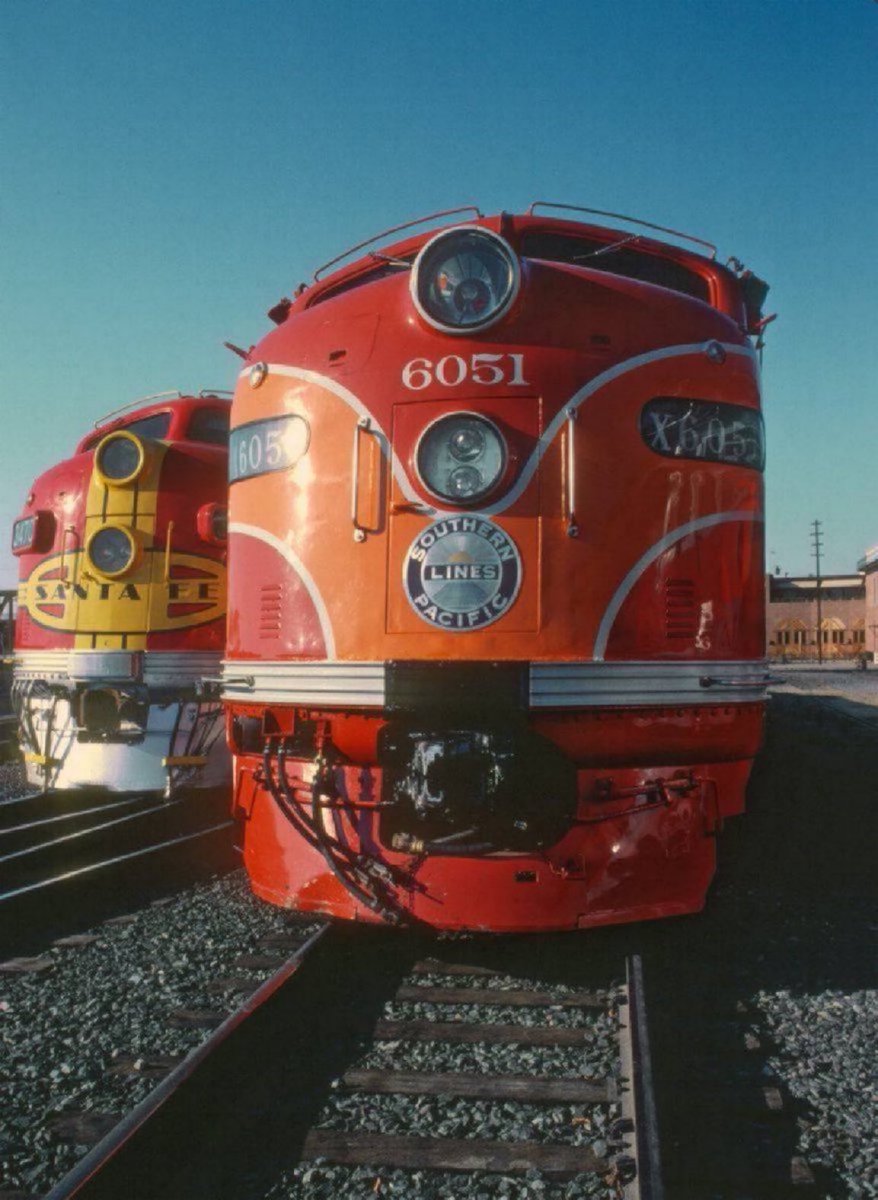 SantaFeAlways's tweet photo. SP 6051 and ATSF 347C
California Railway Museum
Sacramento, CA
August 26, 1988

Roger Puta Collection 
Description by Marty Bernard 
Public Domain 🇺🇸 https://t.co/kjS43UlCvR