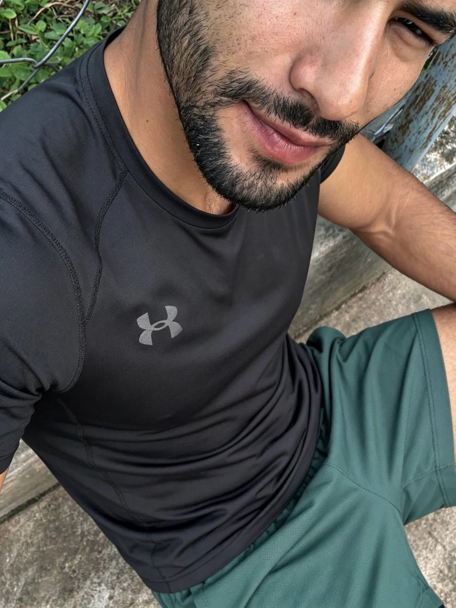 DeeKaigler's tweet photo. @OverTheMale Ambos publicaron fotos de sus penes por todo internet y ahora se hacen los inocentes. Jajaja. https://t.co/uEl3iYXp4T