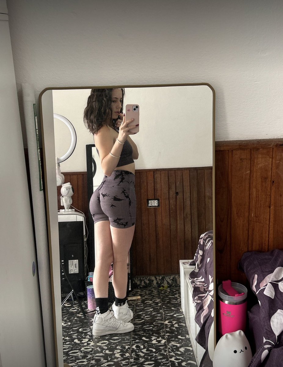 ambresvge's tweet photo. robe ou leggings ? https://t.co/Q2LSLnNPy3