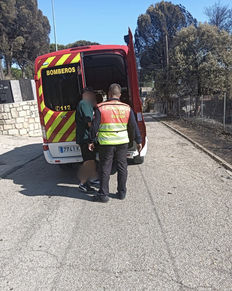 PCivil_Alcorcon's tweet photo. #IFSierraOeste
Seguimos en #VillaDelPrado colaborando en la evacuación de Personas afectadas, así como en la recogida de sus pertenencias más necesarias (documentación, mascotas, medicación…) para que permanezcan en los puntos de reagrupamiento. 

#ProtecciónCivil
#Alcorcón https://t.co/VgwbT1MxJ3