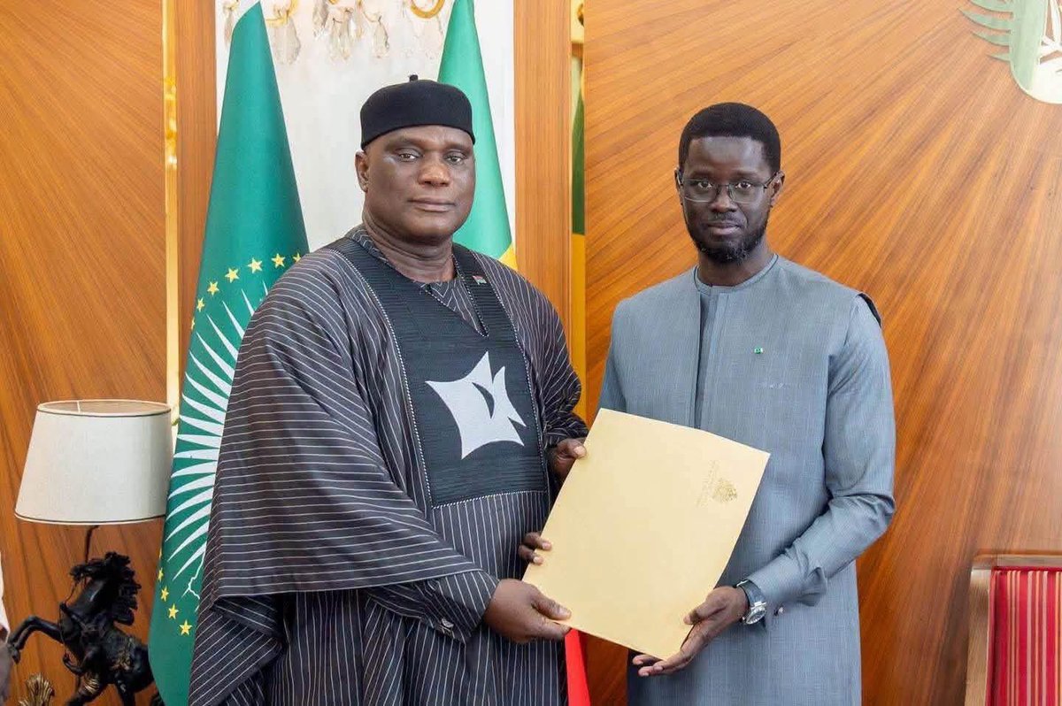 Gatman180's tweet photo. 🇬🇲🇸🇳: Gambian Foreign Minister Delivers President Barrow’s Message to Senegal’s President Faye

The Gambia’s Minister of Foreign Affairs, International Cooperation and Gambians Abroad, Sering Modou Njie, on Thursday delivered a message from President Adama Barrow to Senegalese President Bassirou Diomaye Faye during a meeting in Dakar.

According to the Senegalese Presidency, Minister Njie conveyed President Barrow’s congratulations to President Faye on his assumption of the chairmanship of the Economic Community of West African States (ECOWAS). He also congratulated Senegal on the appointment of General Birame Diop as President of the ECOWAS Commission.

The meeting also reviewed bilateral relations between The Gambia and Senegal, with both sides reaffirming their commitment to strengthening cooperation between the two neighbouring countries in support of regional integration, peace and stability.