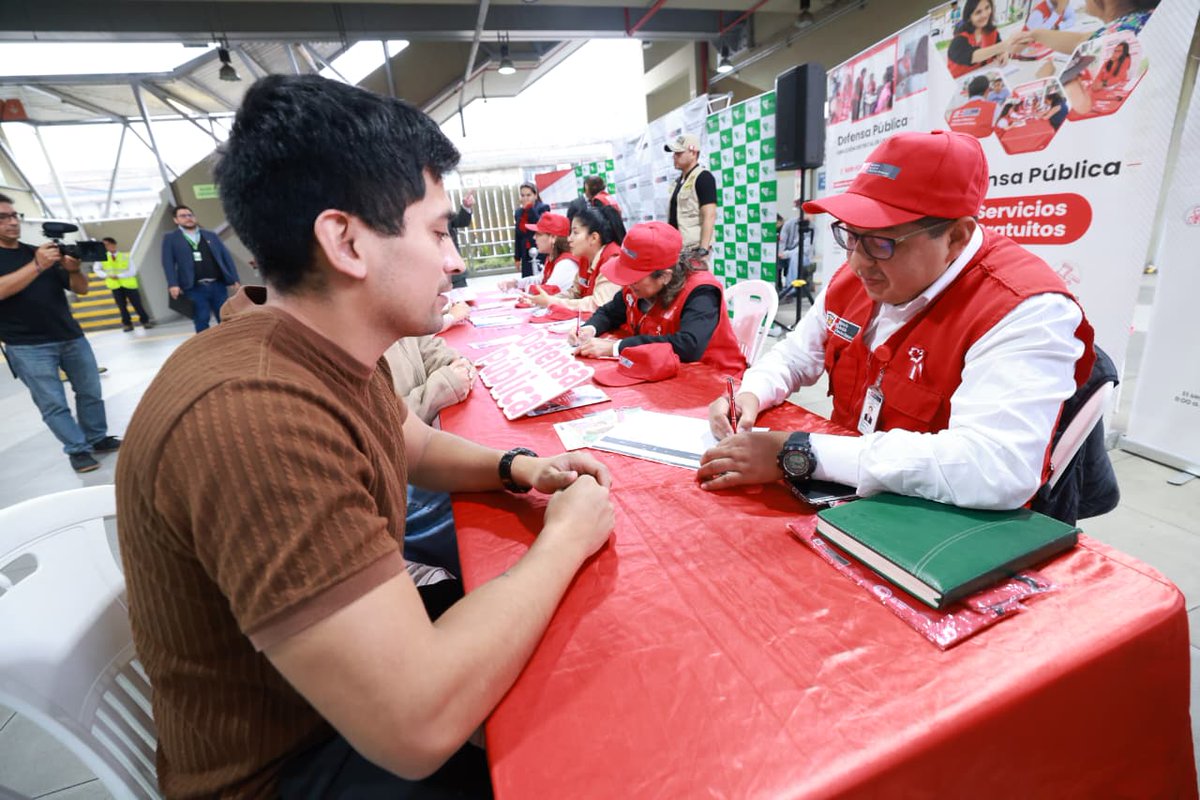 MinjusDH_Peru's tweet photo. "Para mí es muy satisfactorio estar aquí en una nueva acción conjunta entre dos importantes instituciones, demostrando que es posible la articulación en favor de la ciudadanía. Sobre todo, en lugares como la Estación Cabitos, que es testigo del traslado de miles de personas que utilizan este sistema", indicó el ministro Jiménez en su discurso.
