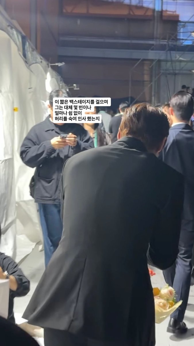 jhlOvOer's tweet photo. 이 짧은 백스테이지를 걸으며
그는 대체 몇 번이나 
얼마나 쉼 없이
허리를 숙여 인사 했는지

........ 지훈님아 🥹🫂 https://t.co/IHgQnHJUBK