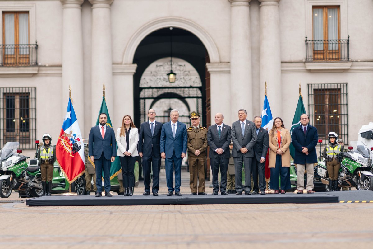 SubseInterior's tweet photo. El subsecretario del Interior acompañó al Presidente José Antonio Kast en la presentación del fortalecimiento integral para @Carabdechile.

Una propuesta que fortalece su carrera y capacidad operativa, reconoce el riesgo de su labor y entrega más dotación, equipamiento y respaldo a su autoridad.