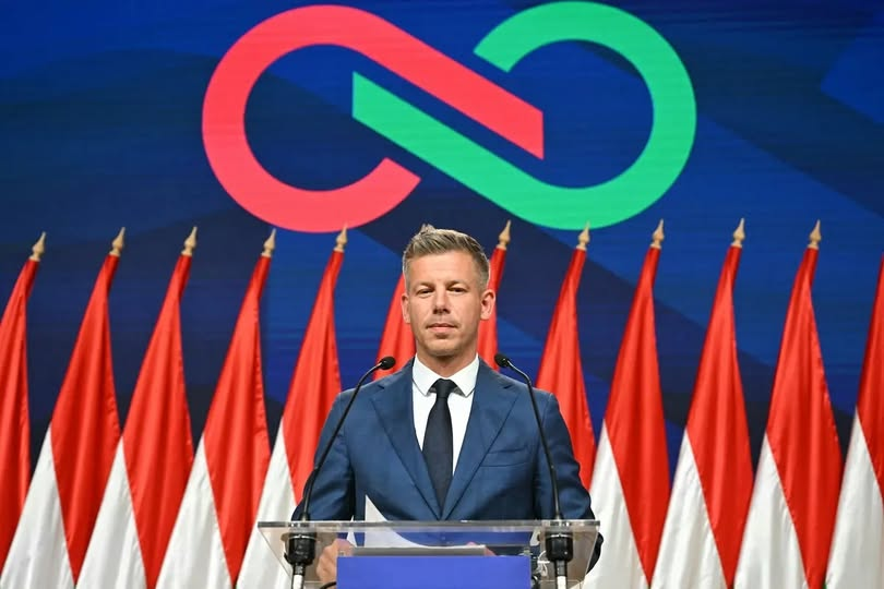 SOS_projevu's tweet photo. To, co se děje posledních dnech v Maďarsku pod novou vládou, se z hlavních médiích nedozvíte. Proti kriminalizaci opozice a útokům na demokracii se neozve ani Brusel, který by jinak už dávno uvalil sankce na vládu dané země. 

"Maďarská polícia udrela priamo na parlamentnú opozíciu. Po raziách skončili v rukách vyšetrovateľov rozsiahle stranícke archívy. Polícia zaistila dátové centrum Fideszu. Má v rukách zálohy a záznamy straníckych dokumentov, komunikáciu vedenia, dôverné správy. Polícia sa bude hrabať v mailoch, četoch a osobnej komunikácii Orbána a jeho ľudí. Asi netreba dodávať, že takéto praktiky proti parlamentnej opozícii sú nehorázne. V prípade honu na Orbána je Brusel ticho."

"Súbežne s tým vláda a silové zložky rozbehli rozsiahle čistky. Ľudia prepojení s Fideszom dostali na výber. Buď sa zlomia, otočia a pristúpia na spoluprácu, alebo skončia v rukách vyšetrovateľov. Časť z nich okamžite prikývla a spolupracuje. Druhá časť je na úteku z krajiny. Zvyšok má skončiť v zovretí vyšetrovateľov."

"To, čo sledujeme v Maďarsku, nie je len povolebný boj. A nie je to ani odvetná výprava proti Orbánovi. Je to pokus zničiť a vypáliť z povrchu zeme národné, suverenistické strany. A národnú oligarchiu, o ktorú sa opieral Orbánov Fidesz... Terčom sú spravidla tie sily, ktoré presadzujú suverenistickú politiku. A ktoré vystupujú ako protiváha progresivizmu. Takto to bolo pri vyšetrovaní Babiša v Česku, Fica na Slovensku, Kurza v Rakúsku. A napokon aj Trumpa v USA."

"Orbán bol – a je – z pohľadu globalistov mimoriadne nebezpečný... Presadil národnú stranu ako dominantnú silu. Podporil domácu, národnú oligarchiu ako silného hráča v ekonomike a financiách... Popri progresívnych médiách sa v Maďarsku presadili aj národné a konzervatívne – hoci aj za cenu manipulovania štátnej televízie... vybudoval sieť národných mimovládok, think tankov, konzervatívnych inštitútov. A nakoniec sa pokúšal expandovať za hranice – frakciou Patrioti pre Európu. Tá mala byť alternatívou proti zabehanému a morálne prehnitému bruselskému klanu okolo Leyenovej a Kallasovej…"

"Nebál sa nahlas spochybňovať migračné, dúhové a vojnové blúznenie v EÚ. Kritizoval a blokoval politiku rozširovania NATO, ktorá prispela k vojne v Európe. Odsudzoval sankcie, ktoré potápajú európsku ekonomiku. Odsudzoval politiku vyzbrojovania Ukrajiny alebo zákazy mierových rokovaní s Ruskom... Teraz prichádza protiúder druhej strany. Cieľom je celkom vyhladiť, zničiť národné sily aj s ich koreňom. A podriadiť Maďarsko bruselskej drezúre."

"Metódy, ktoré používa nová vláda a Péter Magyar, sú podľa mňa totalitné a sú úplne mimo rámca demokratickej politickej kultúry. Je otázka, či sú zákonné, alebo nezákonné, ale zákony aj ústava sa používajú v rozpore s tým, ako boli dizajnované po páde komunizmu, a s tým, ako sa vyvíjala politická kultúra... Majú pritom pocit, že pretože majú väčšinový mandát, ... že môžu porušovať zákony, siahať na privátny majetok, porušovať ústavu, pretože majú väčšinu a môžu si robiť, čo chcú."

"Rádio Kossuth, ktoré fungovalo aj za komunizmu, alebo hlavný kanál M1 proste nefungujú. Zatvorili to a teraz tam dosadzujú svojich ľudí. Zničili trebárs aj vzdelávacie inštitúcie ako MCC. Odobrali granty všetkým výskumným ústavom a think tankom, ktoré sa zaoberali otázkami národnej identity a národných záujmov, alebo ktoré boli euroskeptické. Taktiež je tu prítomné zastrašovanie maďarských pravicových influencerov, polícia už dvoch zadržala."
https://t.co/MjexP5TdTO
