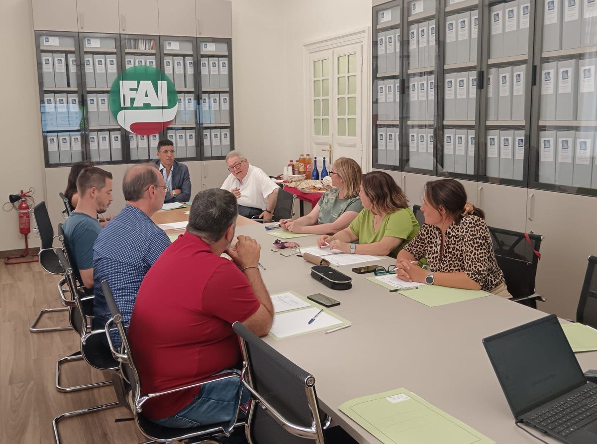 fai_cisl's tweet photo. Svolto oggi a Roma il workshop conclusivo del progetto “Sicurezza sul lavoro”, che rientra nel Piano formativo “Tutele, abilità e capacità” (Avviso For.Agri 1/2025 – Prot.24).
➡️ Il Piano si articola in tre progetti: “Analisi finanziaria” (60 ore), “Sicurezza sul lavoro” (18 ore) e “Lavoratori immigrati” (60 ore), ed è finalizzato a migliorare il benessere aziendale e la tutela dei lavoratori del settore agricolo, alimentare e forestale nel Lazio.
➡️ Fondamentale, per le organizzazioni professionali e sindacali, migliorare la programmazione orientata al mercato, ottimizzare la spesa dei fondi comunitari e costituire filiere in cui la produzione abbia un ruolo centrale. Per farlo, servono elevate competenze progettuali, economiche e finanziarie, con cui supportare le aziende a lavorare in sicurezza e garantire prospettive migliori agli associati.
➡️ Altro obiettivo del piano, per le federazioni beneficiarie, è il miglioramento delle condizioni di vita e di accoglienza dei lavoratori immigrati, attraverso la valorizzazione del rispetto multiculturale.
➡️ Anche la sicurezza sul lavoro rientra in questa visione, in quanto diritto fondamentale e irrinunciabile. Centrale è il ruolo del sindacato nella prevenzione, nel controllo e nella formazione, affinché ogni luogo di lavoro sia realmente sicuro.
Per questo, in coerenza con le impostazioni e le previsioni del Repertorio Nazionale delle Qualificazioni, il progetto punta a fornire ai partecipanti una comprensione approfondita delle normative di sicurezza sul lavoro, con particolare attenzione alla valutazione dei rischi, alla prevenzione degli infortuni ed alla gestione delle malattie professionali.
#lavoro #agroalimentare #salute #sicurezza #partecipazione